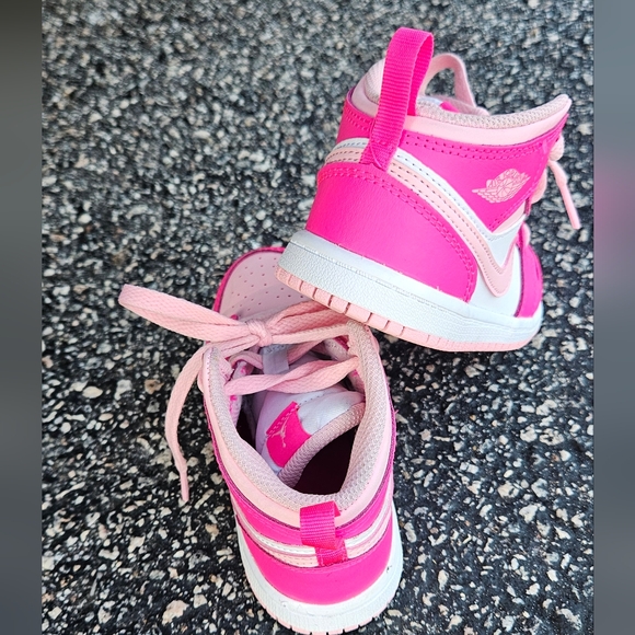 Air Jordan 1 Retro Mid Medium Soft Pink Grade School Lifestyle Shoes - Picture 15 of 16